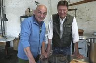 Herrliches Hessen – Dieter Voss (rechts) zu Besuch bei Kai Seidenhefter, der Diemel-Gin aus den Wacholderhutungen im Reinhardswald brennt.