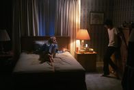 Hysteria! – Linda (Julie Bowen) glaubt, vom Bösen besessen zu sein – Dylan (Emjay Anthony) wird Zeuge ihres Kontrollverlusts. Ist ein Exorzismus ihre letzte Rettung?