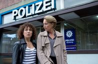 Großstadtrevier – Kommissariatsleiterin Frau Küppers (Saskia Fischer, r.) und Harry Möller (Maria Ketikidou, l.) wundern sich über das sprunghafte Verhalten von Polizeianwärter Robin Haas.