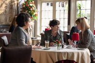 The Lost King – Philippa (Sally Hawkins, Mi.) erzählt ihren Freundinnen Kelly (Shonagh Price, re.) und Awusi (Helen Katamba, li.) von ihren Plänen. Sie will Nachforschungen anstellen.