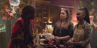 Spellbound - Verzaubert in Paris – Ginger (Raven Dauda, l.) schwört Amy (Imogen Mackie Walker, M.) und Lola (Gomolemo Kitso Tsagae, r.) darauf ein, Cece nicht aus den Augen zu lassen. Denn Cece ist in der Nacht während der drei Minuten tiefster Finsternis in großer Gefahr!
