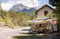 Letzte Fritten – In ihrem Food-Truck „Au P’tit Creux“ bietet Carine Pommes, Hamburger, Paninis, Bonbons und andere Süßigkeiten an.