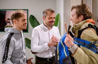 Sturm der Liebe – Als Gerry (Johannes Huth, r.) überrachend wieder nach Hause kommt und kundtut in Bichlheim bleiben zu wollen, ist die Freude bei Max (Stefan Hartmann, l.) und Erik (Sven Waasner, M.) groß.