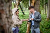 Sturm der Liebe – Lale (Yeliz Simsek) hat einen Dealer ausfindig gemacht, von dem sie Tabletten kauft.