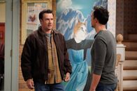 Call Me Kat – Dan Kingbird (David James Elliott, l.); Max (Cheyenne Jackson, r.)