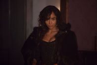 Salem – Während Tituba (Ashley Madekwe) im Auftrag der Ältesten alles daran setzt, Mary auf der richtigen Spur zu halten, muss sich Anne eingestehen, was sie wirklich ist ...