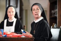 Um Himmels Willen – Die Nonnen bekleben T-Shirts. Schwester Felicitas benötigt auffällig viel Klebstoff (v.li.: Emanuela von Frankenberg, Karin Gregorek).