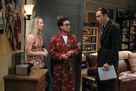 The Big Bang Theory – Sind sich nicht immer einig: Sheldon (Jim Parsons, r.), Leonard (Johnny Galecki, M.) und Penny (Kaley Cuoco, l.) ...