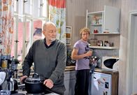 Rote Rosen – ARD ROTE ROSEN FOLGE 1294 Uhr im ERSTEN. Mick (Tobias Rosen, r.) erfährt betroffen von Alfreds (Rolf Nagel, l.) Problemen mit den kranken Pferden.
