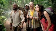 Kilimandscharo - Reise ins Leben – Im dichten Urwald lauern Gefahren: Bergführer Joseph (Bongo Mbutuma) mit Joschka (Simon Schwarz) und Paula (Caroline Hartig).