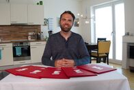 Dinner Date – Mit der Remote Control steuert Hubertus sein selbst gebautes Modellauto durch den Hobbykeller, fährt er mit Dinner Date bald Richtung Happy End?