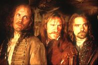 Der Mann mit der eisernen Maske – Die drei Musketiere Aramis (Jeremy Irons, r.), Athos (John Malkovich, l.) und Porthos (Gérard Depardieu, M.) hecken einen geschickten Plan aus: Sie wollen den Mann in der eisernen Maske befreien und gegen den derzeitigen König austauschen ...