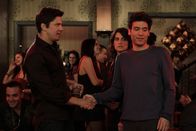 How I Met Your Mother – Während Barney seinen Vater Jerry besser kennenlernen möchte, trifft Robin (Cobie Smulders, 2.v.r.) einen Mann (Michael Trucco, l.), auf den sie schon lange ein Auge geworfen hat. Ted (Josh Radnor, r.) ist überrascht ...