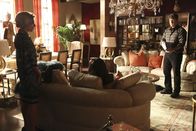 Castle – Nach einem Vorfall bei Ermittlungen in einem neuen Mordfall gerät Castle (Nathan Fillion, r.) in eine Parallelwelt. Nun muss er seiner Tochter Alexis (Molly C. Quinn, M.) und sein Mutter Martha (Susan Sullivan, l.) klarmachen, dass das nicht das normale Leben ist ...