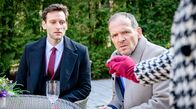 Sturm der Liebe – Markus (Timo Ben Schöfer, M. mit Tim Borys, l.) muss fürchten, dass er trotz der gelöschten Wildkamera-Aufnahmen vor Eleni auffliegen könnte.