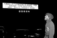 Bruce Springsteen - Der amerikanische Freund – Bruce Springsteen vor dem Schild, das sein erstes Konzert in Großbritannien am 18. November 1975 im Hammersmith Odeon in London ankündigt