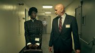 American Horror Story – Rita (Angelica Ross, l.); Art (Mitch Pileggi, r.)