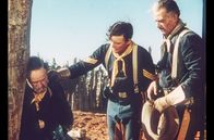 Der Teufelshauptmann – Nathan Brittles (John Wayne, re.) und Sergeant Tyree (Ben Johnson, Mi.) versorgen an der überfallenen Station die Verletzten