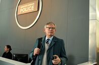 Manhunt – DCI Colin Sutton (Martin Clunes) im Foyer des New Schotland Yards.