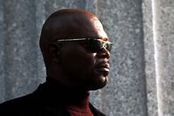 Shaft - noch Fragen? – Als der Mörder Wade erneut auf Kaution freikommt, kündigt Shaft (Samuel L. Jackson, r.) den Polizeidienst, um die wichtige Zeugin Diane Palmieri ausfindig zu machen und vor Wades Schergen zu retten ...