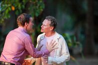 Death in Paradise – Patrick Knight (Derek Riddell, l.) und Lucas Talbot (Neil Stuke, r.) sind sich nicht einig.