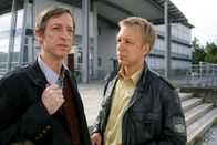 Die Rosenheim-Cops – Als das Alibi von Prof. Franz Blum (Christian Wittmann, l.) wackelt, wird Polizist Michael Mohr (Max Müller, r.) misstrauisch.