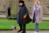 Professor T – Adelaide Tempest (Frances De La Tour) erkundigt sich bei der Sekretärin Ingrid Snares (Sarah Woodward) nach dem Wohlergehen ihres Sohnes.