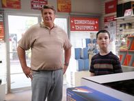Young Sheldon – George (Lance Barber, l.); Sheldon (Iain Armitage, r.)
