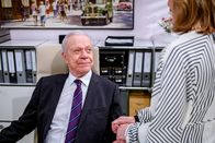 Sturm der Liebe – Werner (Dirk Galuba, l., mit Isabell Stern, r.) ärgert sich, weil er bei Henry nicht auf sein Bauchgefühl gehört hat.