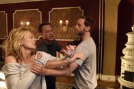 Verführt - In den Armen eines Anderen – Als Nina (Isabell Gerschke, l.) erkennt, dass die beiden wichtigsten Männer in ihrem Leben, Sebastian (Patrick Kalupa, M.) und Daniel (Julian Weigend, r.) gemeinsame Sache gemacht haben, bricht für sie eine Welt zusammen ...