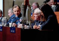 Challenger - Ein Mann kämpft für die Wahrheit – Chairman William Rogers (Brian Dennehy, 2. v. re.) führt die Kommission, der auch Donald Kutyna (Bruce Greenwood, 3. v. li.) und Dr. Sally Ride (Eve Best, re.) angehören.