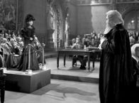 Adel verpflichtet – Sibella (Joan Greenwood) sagt vor Gericht falsch gegen ihren langjährigen Geliebten Louis Mazzini (Dennis Price, Mi.) aus und bringt ihn dadurch an den Galgen.