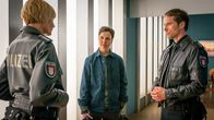 Notruf Hafenkante – Melanie (Sanna Englund, l.) und Mattes (Matthias Schloo, r.) können nicht verstehen, warum Paul Schrader (Oska Melina Borcherding, M.) abstreitet, im Park von Ole Kern geschlagen worden zu sein.