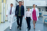 Der Bergdoktor – Ein unschlagbares Team: Dr. Vera Fendrich (Rebecca Immanuel, r.) Dr. Alexander Kahnweiler (Mark Keller, l.) Dr. Martin Gruber (Hans Sigl, 2.v.l.) und Torben Schmidt (Luis Immanuel Rost, 2.v.r.).