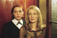 The Woods – Ms. Traverse (Patricia Clarkson, r.) versucht Heather (Agnes Bruckner, l.) vergeblich zu beruhigen und davon zu überzeugen, dass auf dem Internat alles mit rechten Dingen zugeht ...