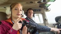 SOKO Wismar – Archäologiestudentin Vanessa Schuhmacher (Annemarie Brüntjen, l.) ist bei einem Flug mit ihrem Professor Felix Kobluhn (Anian Zollner, r.) gar nicht bei der Sache. Sie macht sich große Sorgen um ihren Freund Marcel Jeske. Er ist in der Nacht nicht nach Hause gekommen und geht nicht mehr an sein Handy. Ist dem jungen Mann etwas zugestoßen?