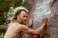 Cast Away - Verschollen – Nach einem Flugzeugabsturz kann sich Chuck (Tom Hanks) als einziger Überlebender auf eine einsame Insel retten. Gefangen im Paradies, kämpft er vier Jahre lang ums Überleben ...