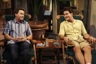 Two and a Half Men – Sein bester Freund Andy (Emilio Estevez, l.) stirbt, während sie zusammen auf der Terrasse sitzen. Charlie (Charlie Sheen, r.) lässt sich daraufhin sofort auf Herz und Nieren durchchecken ...