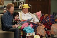 Modern Family – Cameron (Eric Stonestreet, re.) möchte Lily zum Geburtstag mit seinem Alter Ego, Clown Fisbo, eine Freude machen, doch Mitchell (Jesse Tyler Ferguson) ist strikt dagegen.