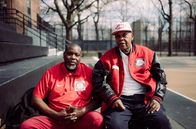 Sportschau: Spielfeld der Macht: Die WM in Trumps Amerika – Bob McCullough und Bob McCullough jun. (l.): Ikonen des legendären Basketball-Courts Rucker Park in Harlem (NYC)
