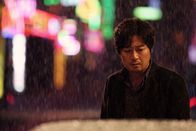 The Chaser – Eom Jung-ho (Kim Yoon-seok) ist verzweifelt: Die Zeit rennt und mit ihr schwindet auch die Hoffnung, die für ihn arbeitende Prostituierte Mi-jin Kim lebend zu finden.