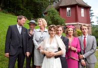 Der Schwarzwaldhof – Das Brautpaar Merle (Miriam Morgenstern, vorne links) und Martin (Arndt Schwering-Sohnrey, vorne rechts), Mutter Veronika (Saskia Vester, 3. von links) mit Freund Max (Michael Fitz, links), Opa Albert (Michael Hanemann, 2. von links), Oma Lore (Gila von Weitershausen, 2. von rechts) und Brüderchen Stefan (Tim Morten Uhlenbrock, rechts).