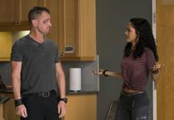 MacGyver – Während MacGyver per Video Chat einer Gruppe feststeckender Studenten im arktischen Ozean helfen soll, nimmt es Jack (George Eads, l.) mit Rileys (Tristin Mays, r.) Vater Elwood auf ...