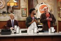 Superior Donuts – Fawz (Maz Jobrani, l.) und Tush (David Koechner, r.) bieten Franco (Jermaine Fowler, M.) einen Zweitjob an, als dieser unbedingt mehr Geld braucht. Wird er einen von beiden wirklich annehmen?