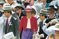 The Princess - Lady Diana – Prinzessin Diana besucht Ascot in lila und rosa Mütze und mit rosa Blazer