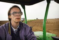 Tatort – Der Landwirtschaftsgehilfe Hansi Lensen (Jona Mues) wird wegen seiner starken Sehschwäche und seiner etwas unbeholfenen Art von Gleichaltrigen oft gehänselt.