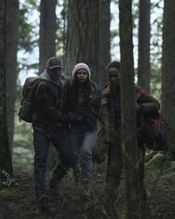 Mysterious Mermaids – (v.l.n.r.) Ben (Alex Roe); Ryn (Eline Powell); Maddie Bishop (Fola Evans-Akingbola)