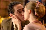 Velvet – Luisa (r., Manuela Vellés) bekennt sich zu ihrer Liebe zu Jonás (l., Llorenç González).