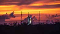 Artemis - Das neue Mondprogramm der NASA – Ein Sonnenaufgang beleuchtet das Space Launch System der NASA und das Orion-Raumschiff in Florida am 22. August 2022.
