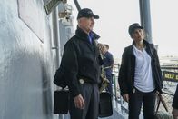 Navy CIS – An Bord: Gibbs (Mark Harmon, l.) und Quinn (Jennifer Esposito, r.). Während dem Tiger Cruise wird eine Frau der Navy auf kaltblütige Weise ermordet. Dass auch Gäste an Bord waren, macht die Fahndung nach Verdächtigen nicht gerade einfach ...